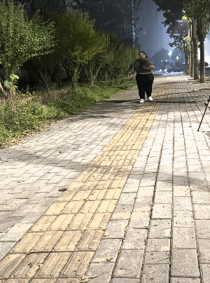 这个体重不适合跑步，小心膝盖关节受伤，得不偿失，每天早餐，午餐少吃，晚餐不吃，不