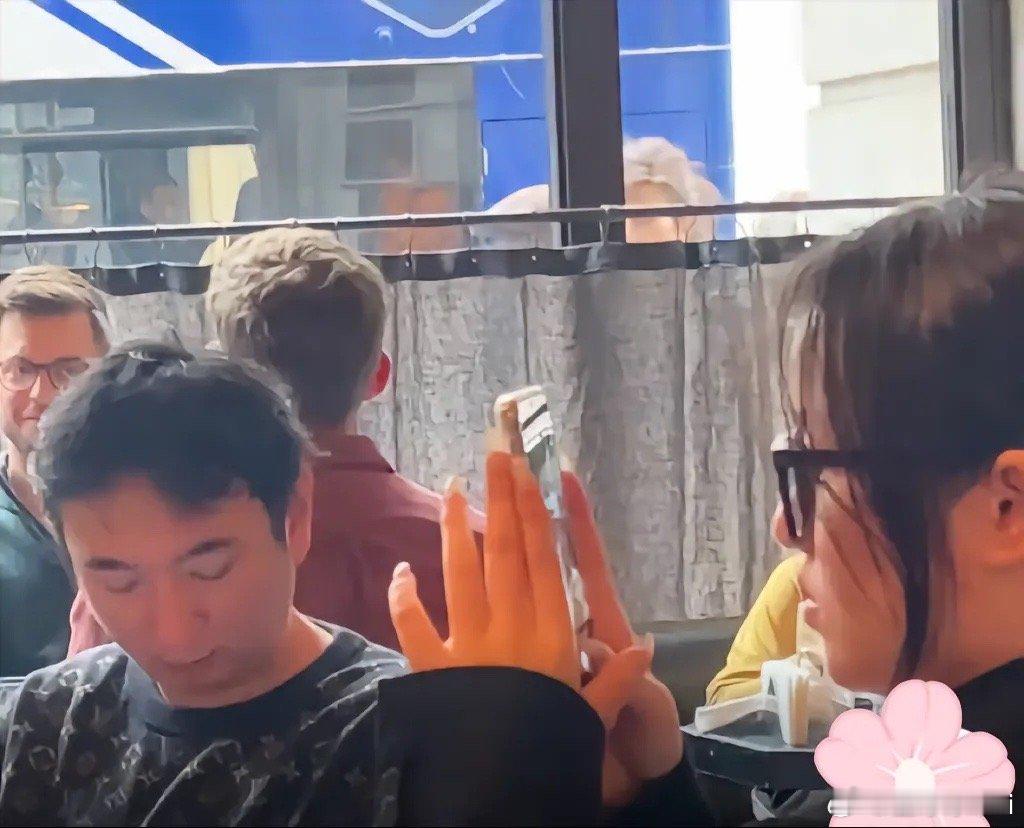 #王思聪现身伦敦# 王校长真是世界各地到处玩呀，前几天还在新加坡，如今已经现身伦