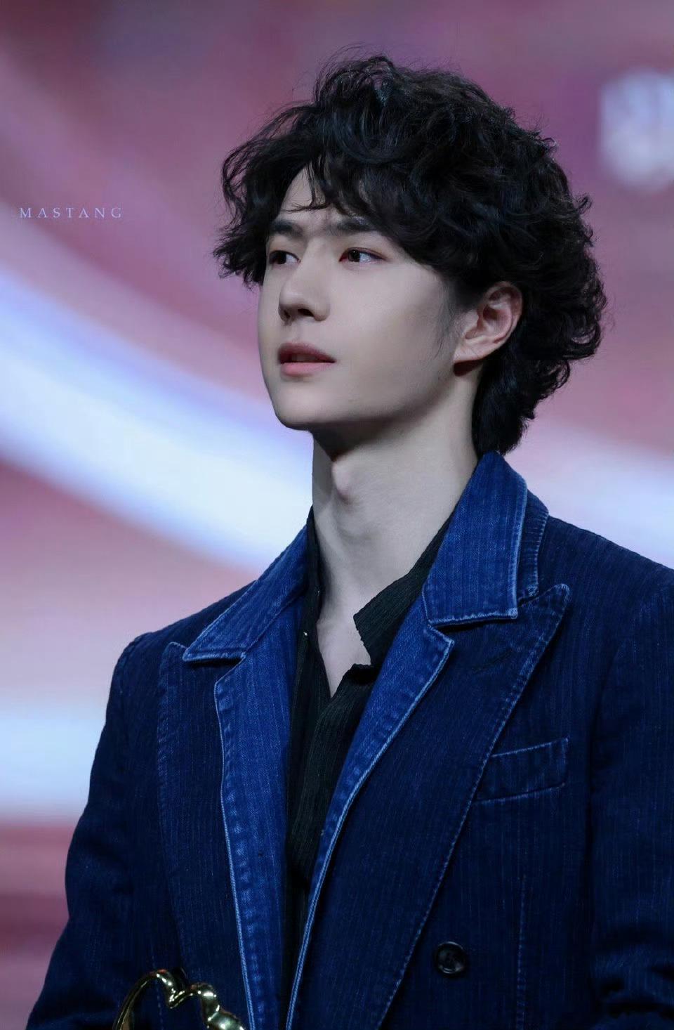 微博之夜为了让王一博出席，真的特别创了个新的荣誉奖项，博子哥真的看着萌萌帅帅，岁