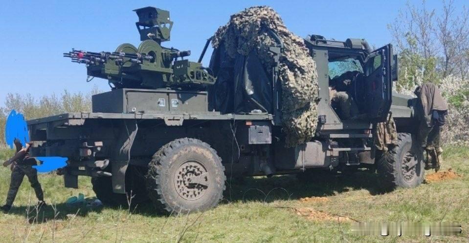 🇷🇺一辆俄罗斯机动火力小组的卡玛兹-4385装甲卡车底盘上，架设着四联装GS