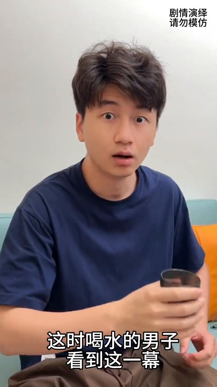 女子做好的煎蛋不小心滑下来，下一秒男子的做法太有才了。
女子做好的煎蛋从盘里滑下