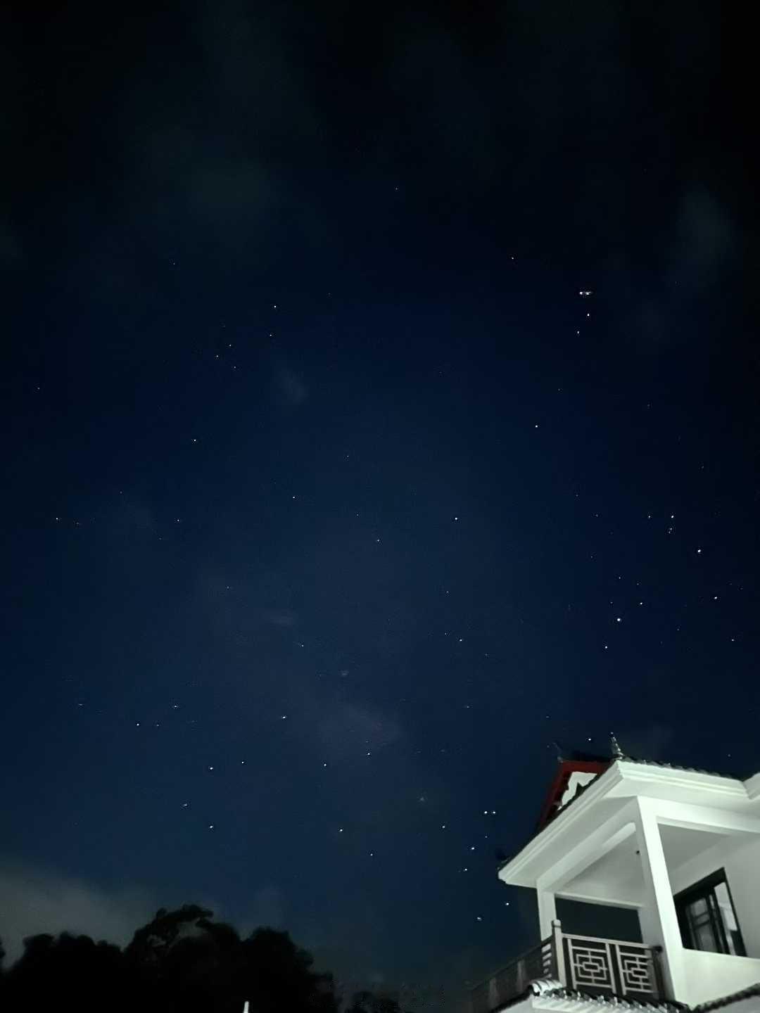 乡村夏夜，星空明朗，清风习习蛐唱蛙鸣，三两妯娌，闲谈笑语一年一度，湘野红姐，线下