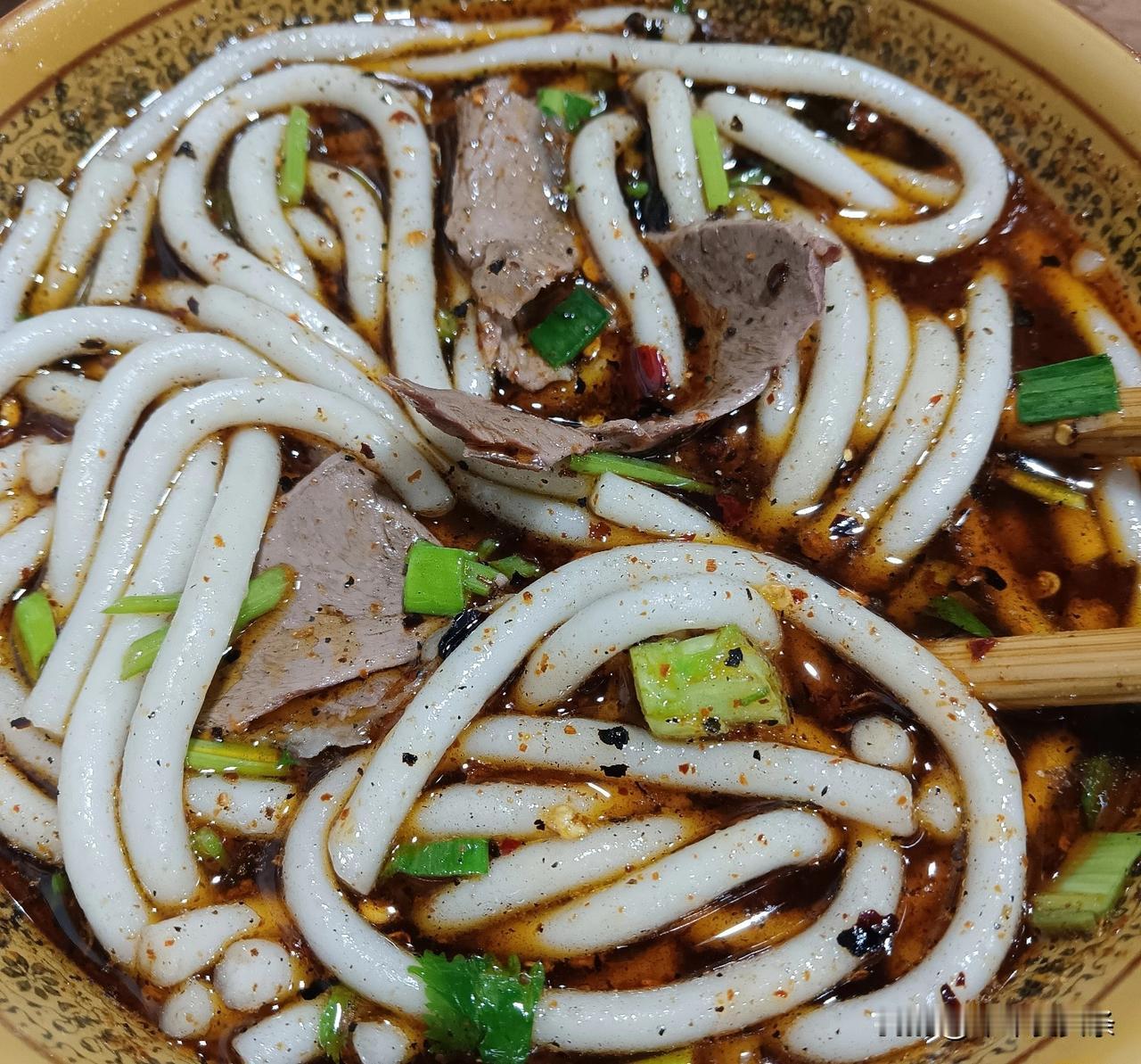 这羊肉粉几天没吃又想了，感觉什么事没有羊肉粉解决不了的，心情好与不好来一碗，饿了