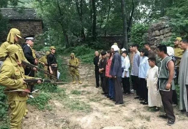 1943年，游击队员刘庆年刚到家，村子就被鬼子给包围了。
 
刘庆年是当地游击小