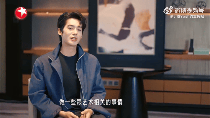 于适当不了歌手才去当演员 新综先导片自曝初心是音乐，演员反而是机缘巧合。直播弹唱