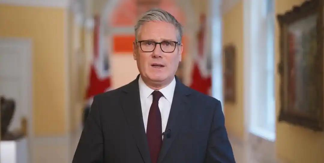 突发消息！英国、法国也动手了！美国袭击委内瑞拉抓捕马杜罗后，英国首相斯塔默亲自辟