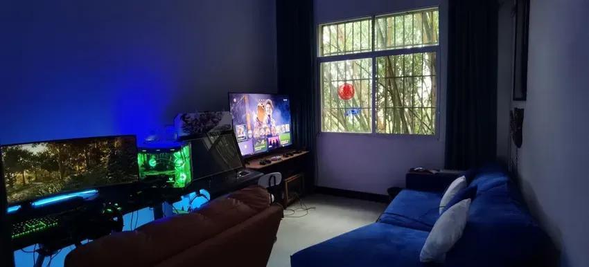 年近三十，终于成功拥有了自己的电竞房
，所有自己想要的游戏外设都配齐。不像那些强