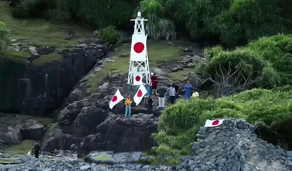 钓鱼岛是我国固有领土，凭什么日本国旗插在上面？
对高市早苗错误言论且死不悔改的态