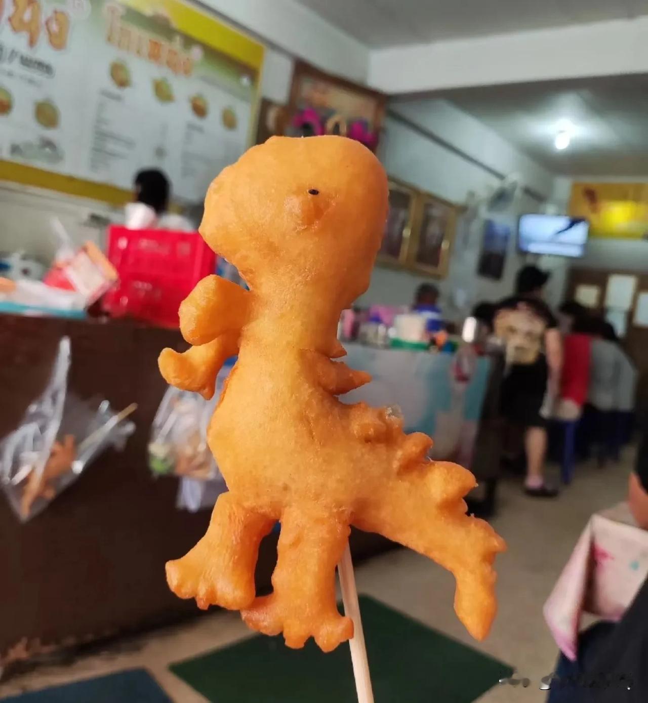有意思啊！中国的油条到了泰国被改良成了类似非物质文化遗产吹糖人的形式，一根恐龙造