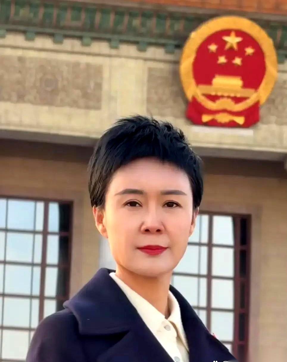 “就让她静静地离开吧。”
说这话的，是她70多岁的母亲。在告别仪式上，没哭，就这