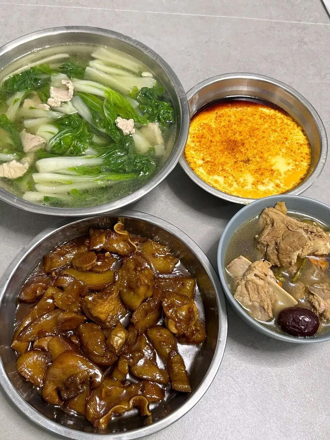 来看看哪里的午餐最实惠，你喜欢吃哪里的？
1. 福建午饭：青菜1.5块钱，鸡蛋3