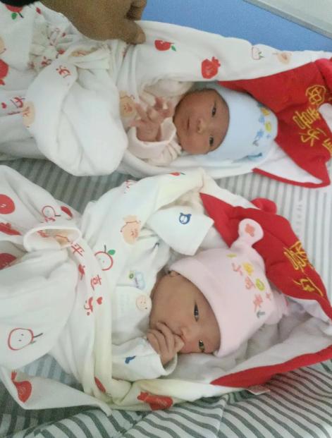 北京一大妈给龙凤胎孙子花三万多买金锁金镯，结果孩子一落地全跟了妈姓，大妈气得把儿