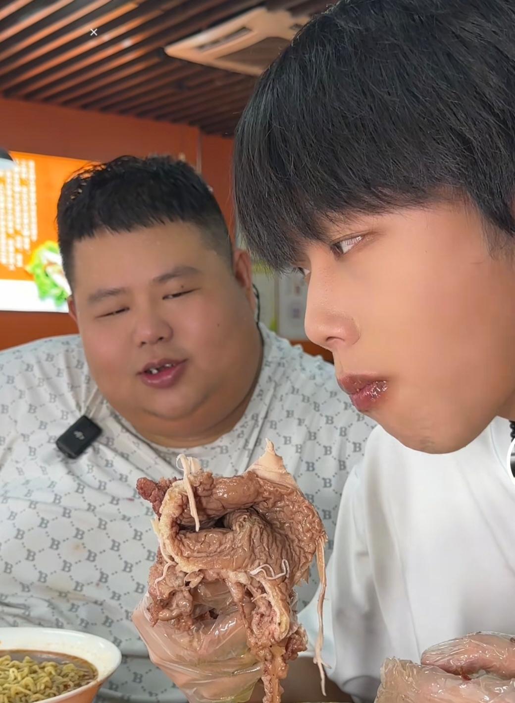 笑死我了！
大胃袋良子招待小甲同学吃大饼卷肉，良子本着少吃健康的原则，自己就来了