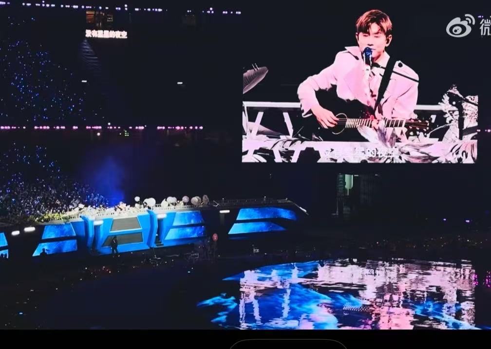 张杰鸟巢吉他弹唱张杰乐队舞台张杰鸟巢吉他弹唱，不错不错，真棒 