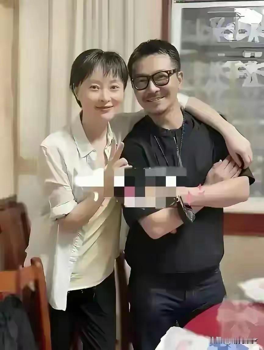 吴越亲密搂着的这位神秘帅哥是谁？看着眼熟到嘴边就是想不起名字！
