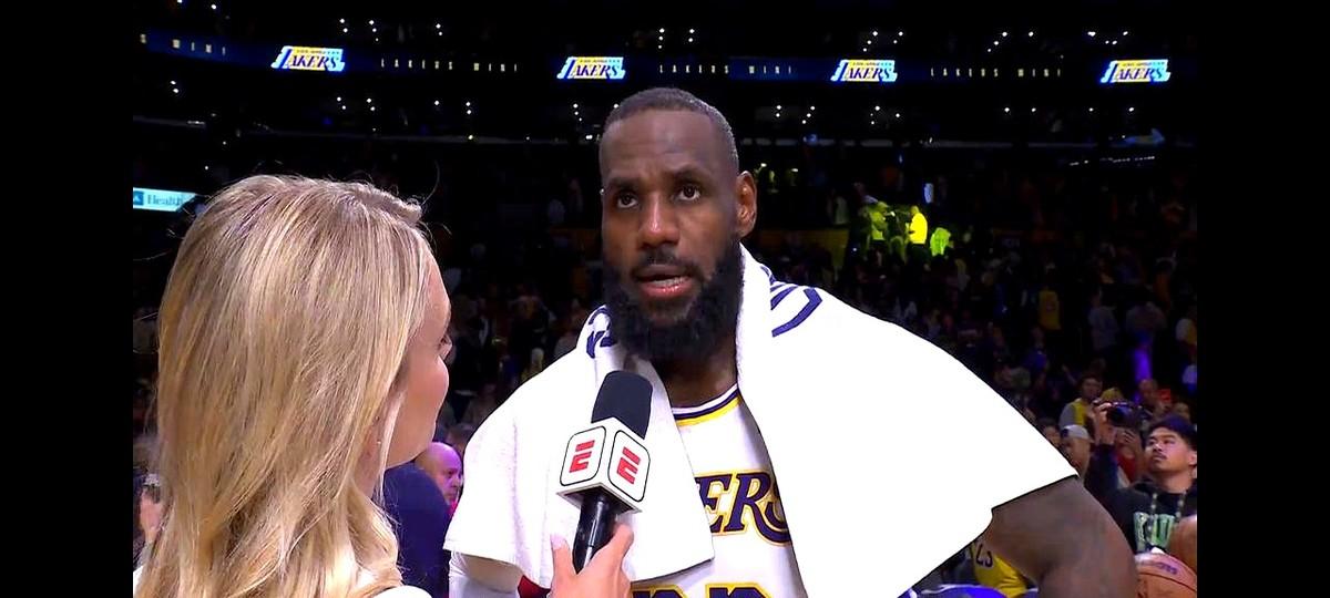 詹姆斯复出后湖人连赢四场，直接窜到西部第三了。他现在不咋自己硬冲得分，改成专心给