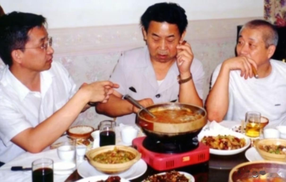 90年代，陈赓三子陈知庶、许光达独子许延清、陈赓次子陈知建三人就餐时的一幕

