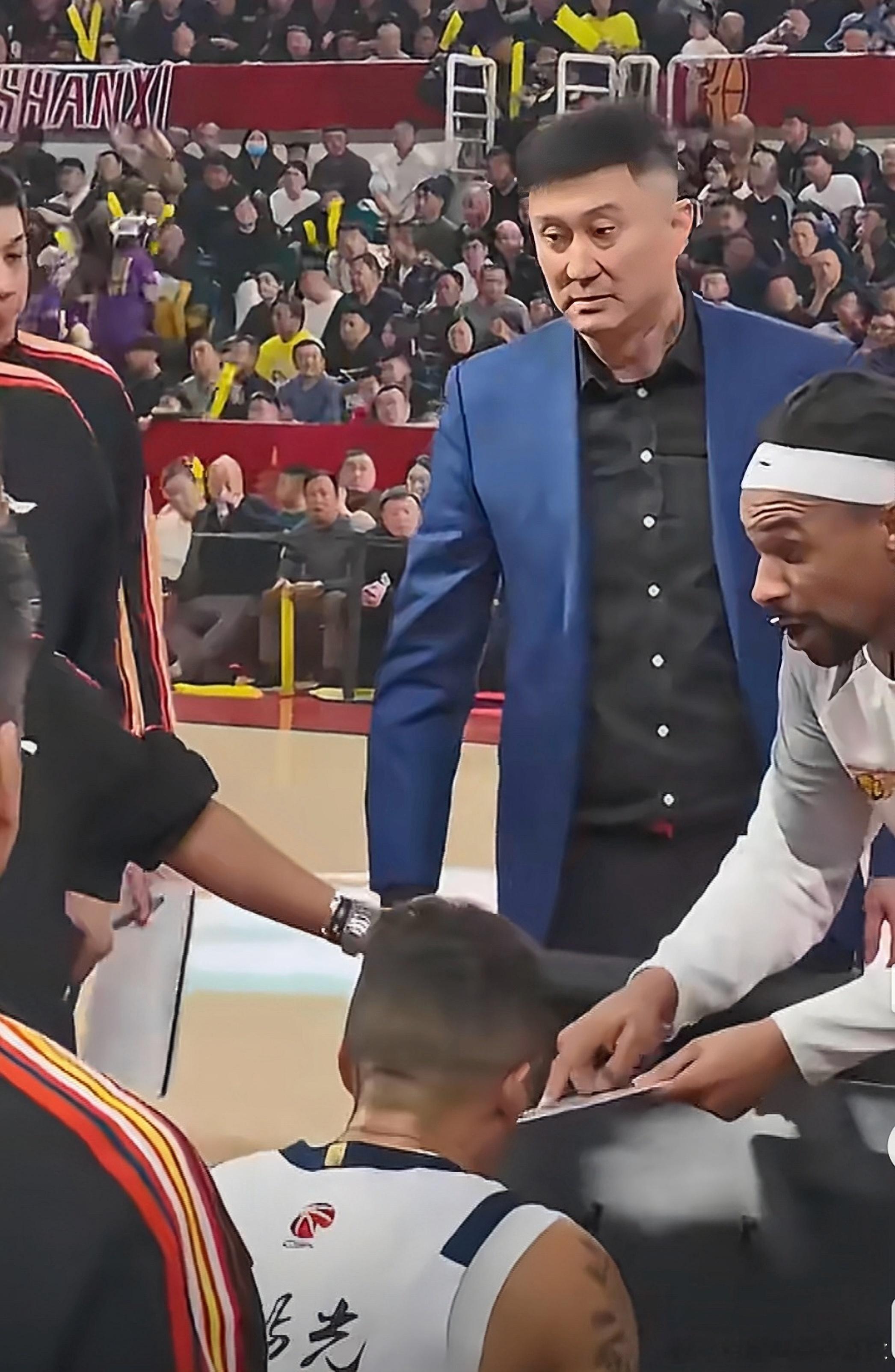 恭喜广东宏远男篮大外援萨林杰当选CBA联赛周最佳球员！真是家有一老如有一宝啊！昨