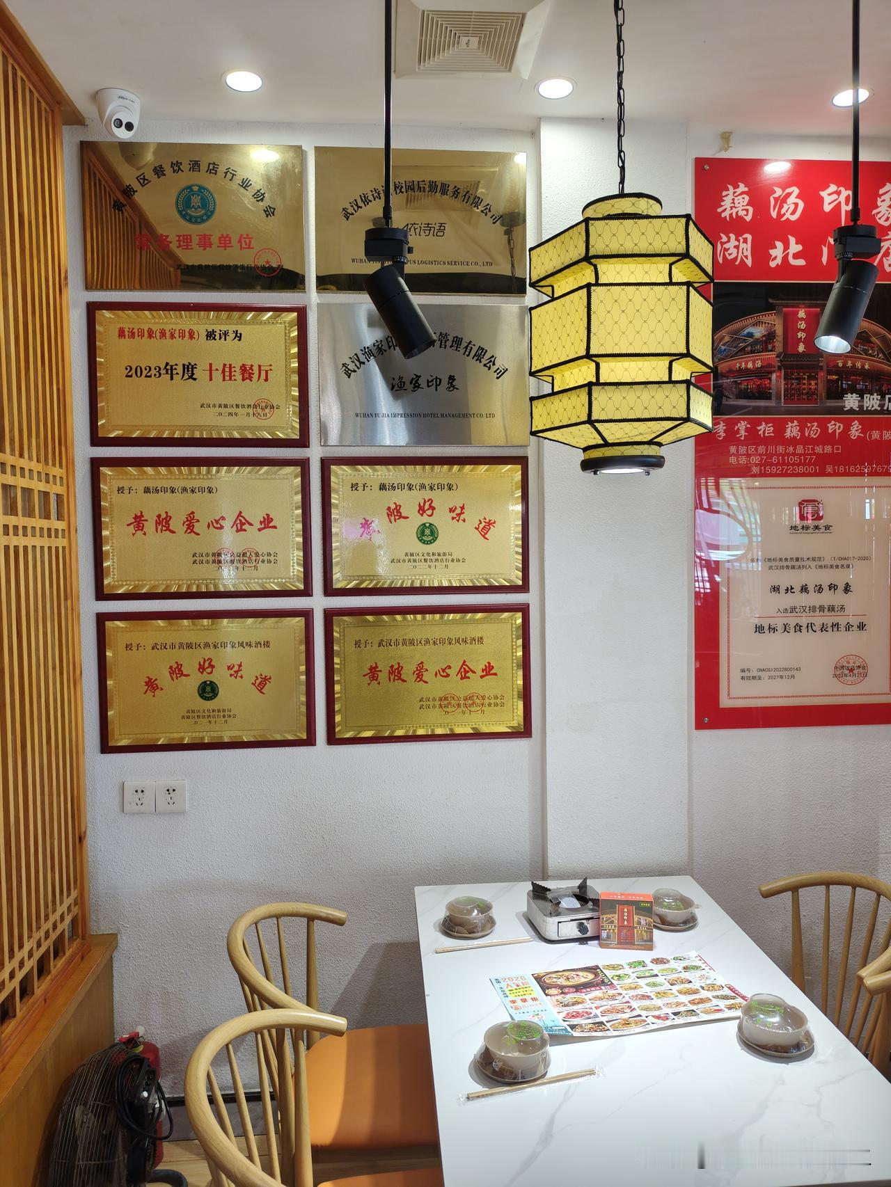 今天又送岳母到黄陂养老院去了。
     岳母春节前一直住在徐东翠柳康居养老院，