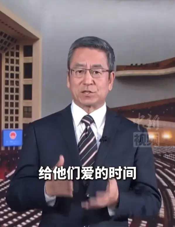 3月7日，白岩松谈打造“爱情友好型”社会上说，现在很多年轻人存在着一种爱没有意愿