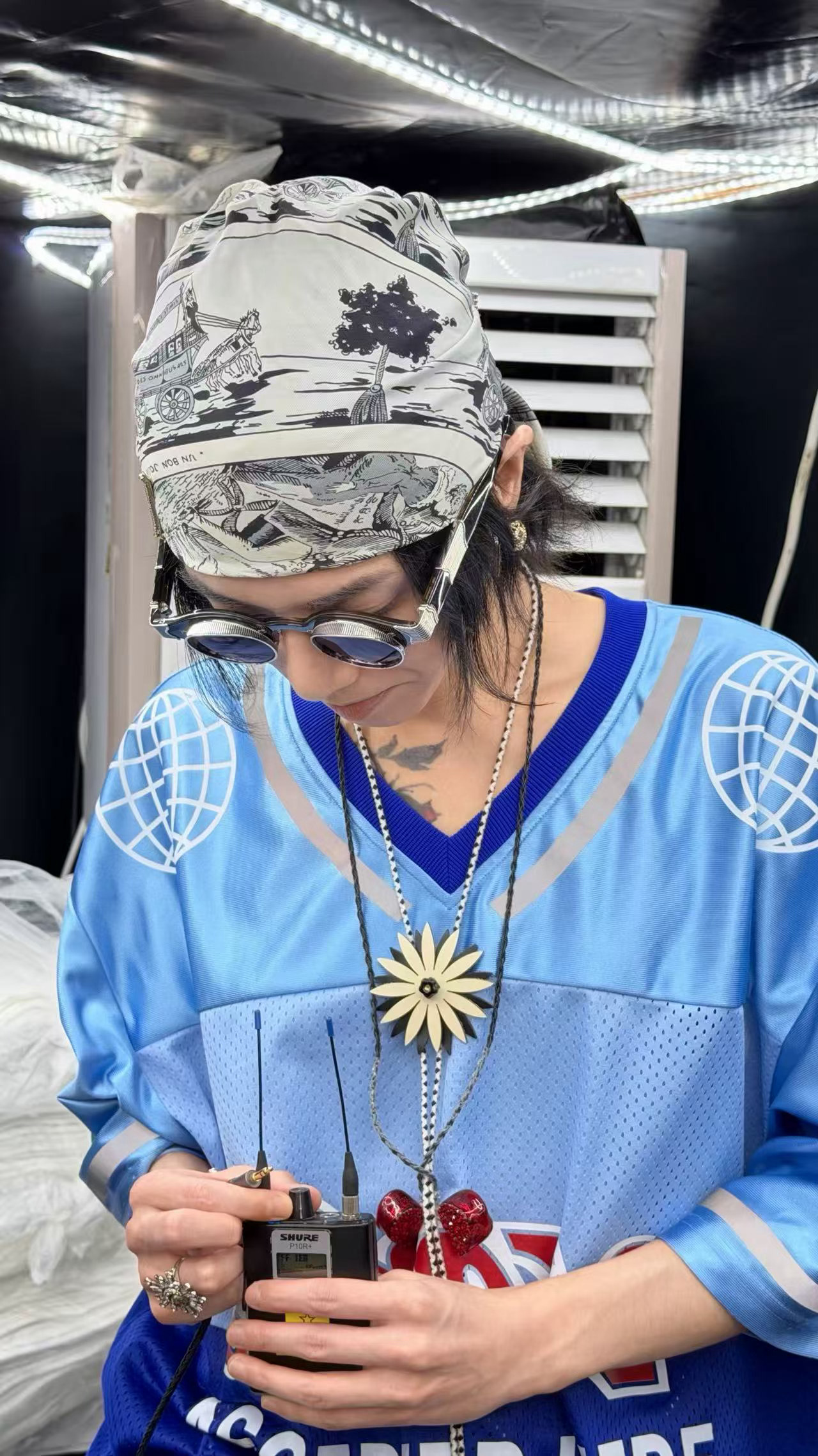 幕后live生图超能打，真实帅气不修也绝。工作室活人感物料爱看，请多多拍摄！华晨