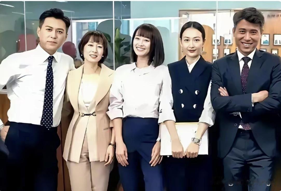 以前觉得李乃文不算一眼惊艳的帅哥，长相低调没存在感。这张合照里他一身西装开怀大笑