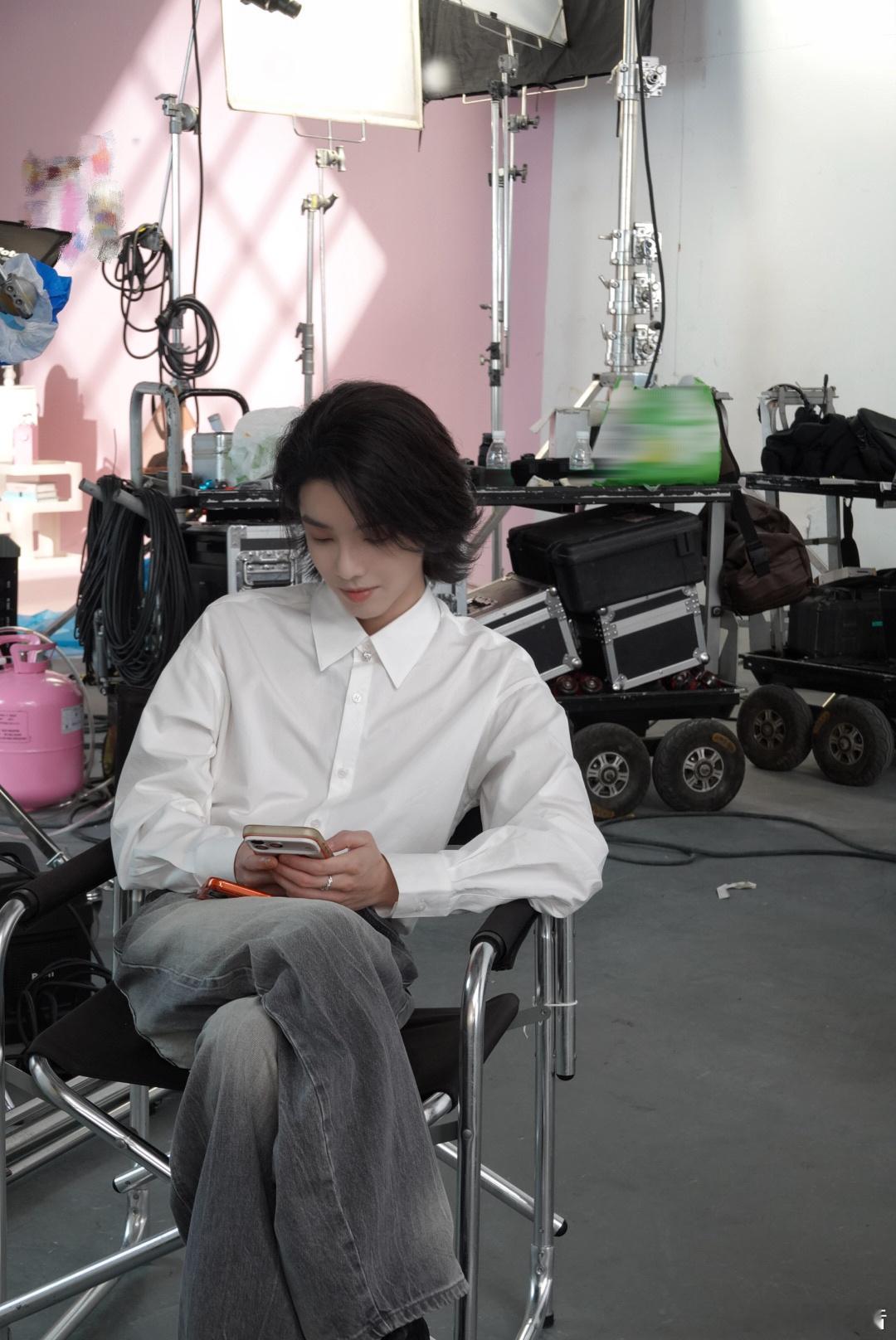 华晨宇空降超话 今日空降超话，连发三条动态：戒酒八百天；今天赚了摄影费；还附上鬼