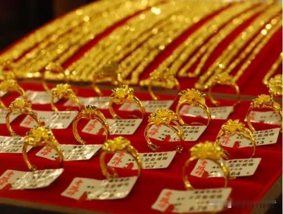金价跳水点燃线下购金热潮，郑州金店迎来客流高峰。2026年6月5日国际黄金失守4