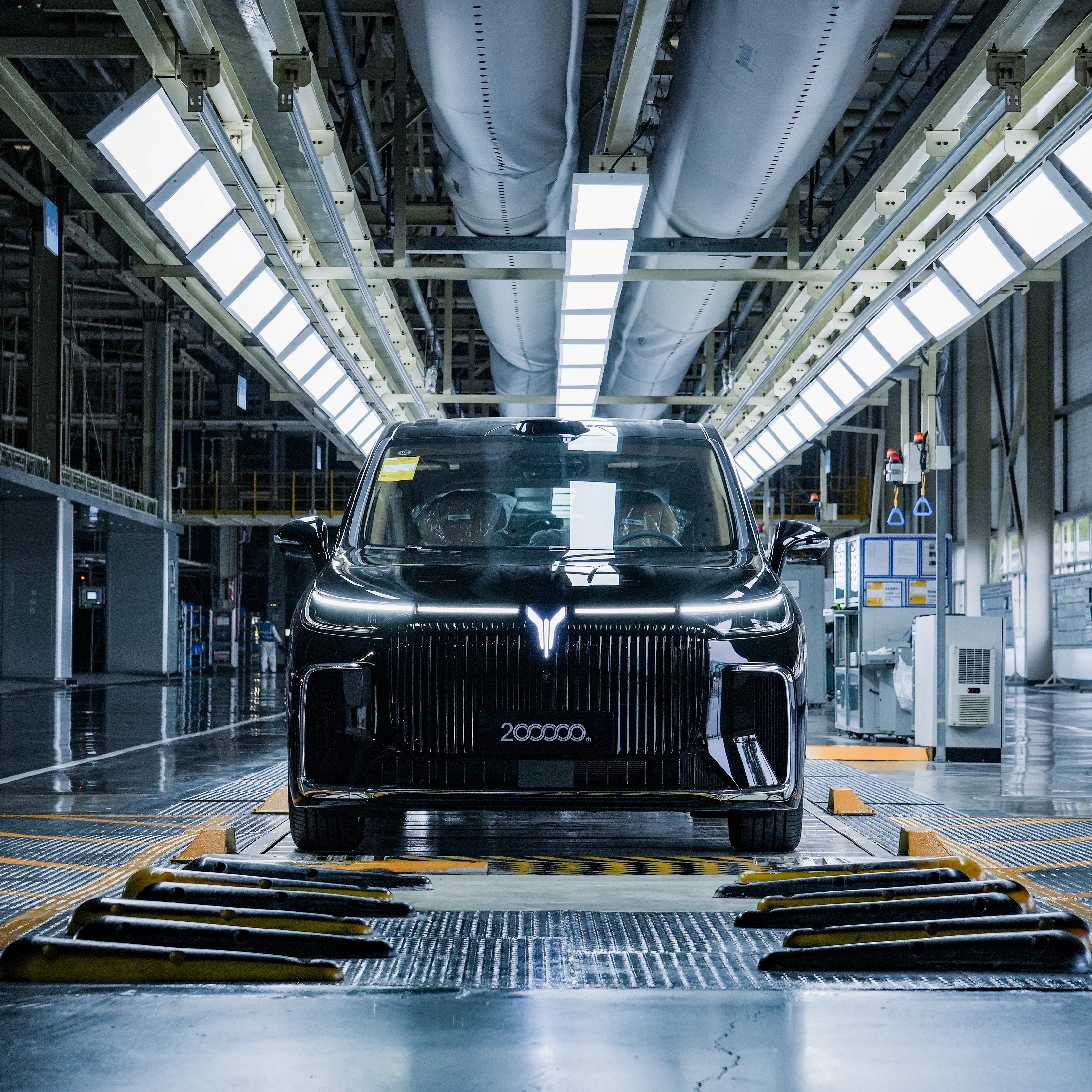 岚图梦想家第20万辆整车下线，奥运冠军杨威成为该车主，同时岚图梦想家冠军版限量上