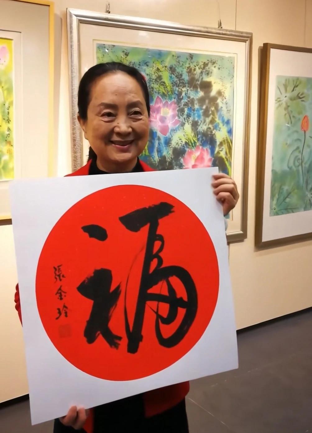 张金玲 刘晓庆写的福字，谁写的好？我不懂书法
图三 刘晓庆：其实我忘了介绍我的官