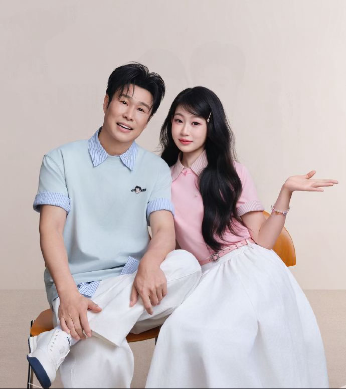 小沈阳沈佳润亲子装的正确打开方式小沈阳沈佳润亲子装 被这对父女的穿搭戳中！亲子装