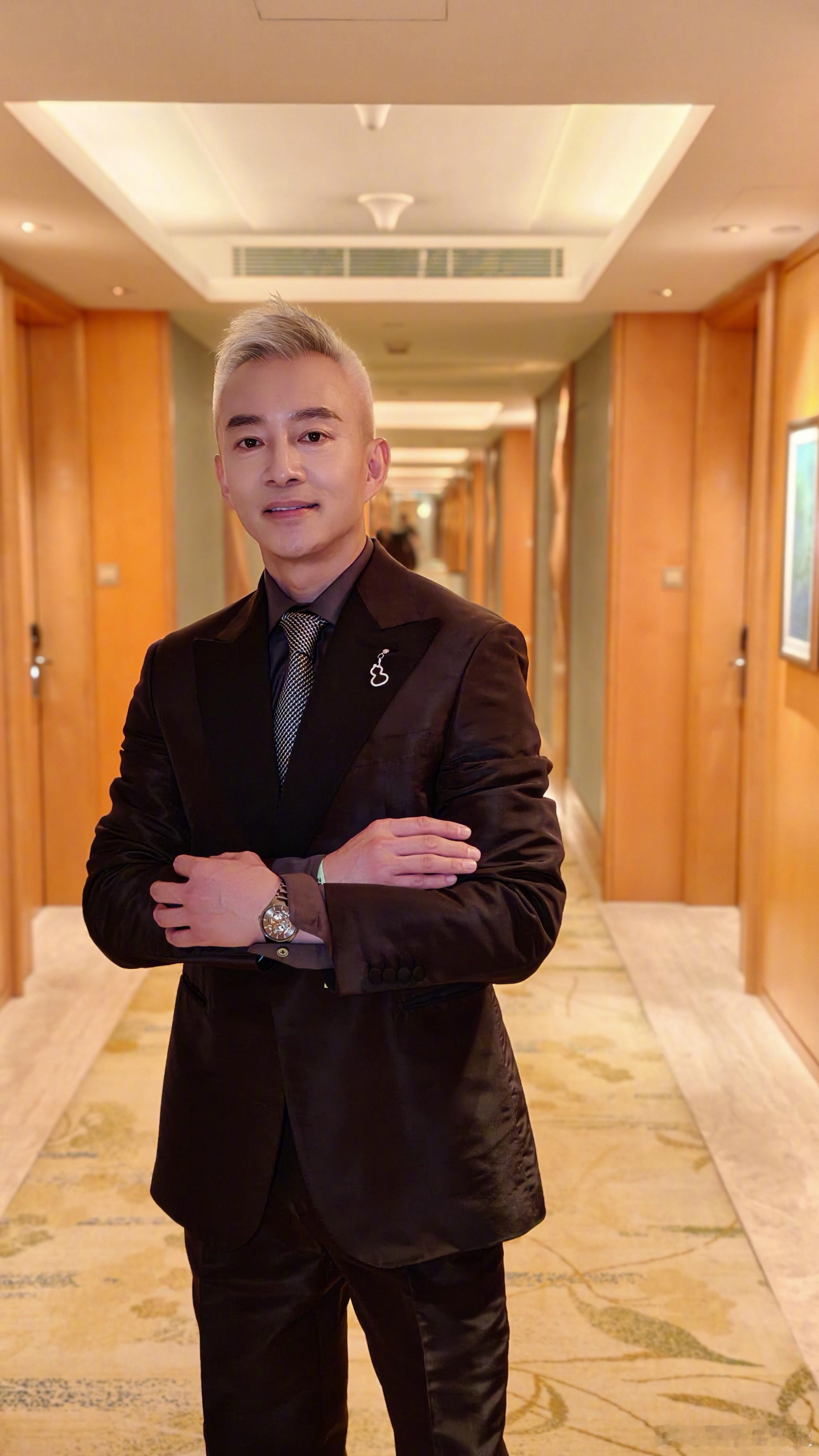 【亚宁主持尖叫之夜】看到他西装革履站在舞台中央，突然想起学生时代在作文里写过的