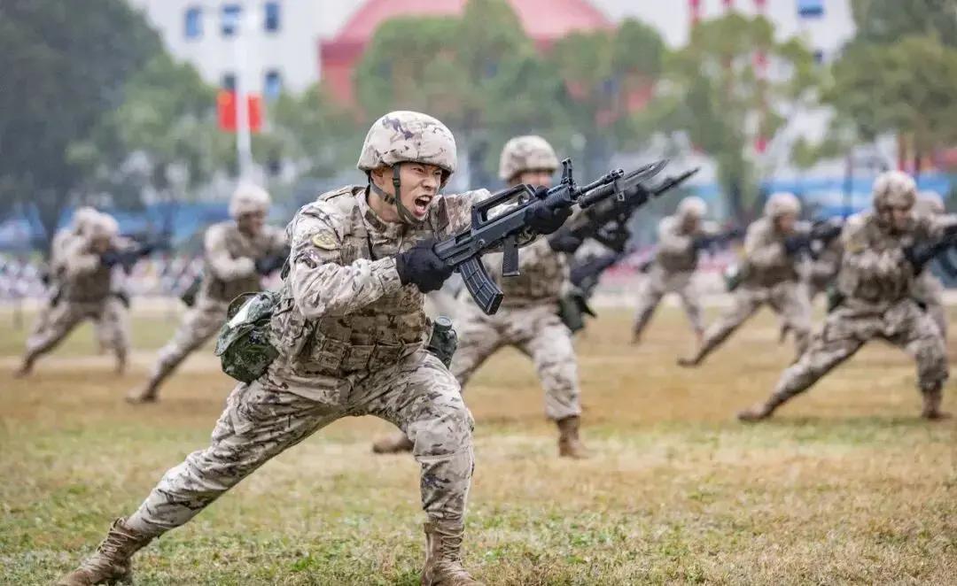 快讯！
中国人民解放军突然宣布了。
1月4日，全国多地训练场同时开动，陆军、海军