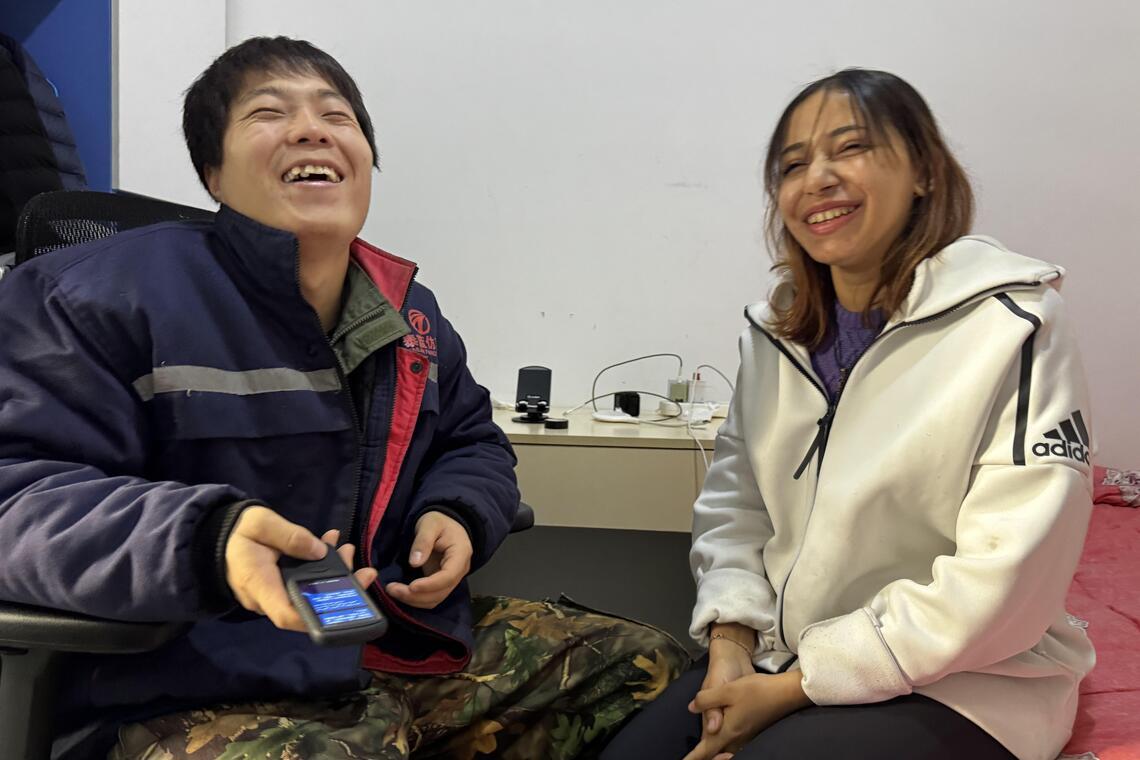 我们村里的一个30岁小伙子娶了一个埃及美女，成了轰动全村的大新闻。村里老人都议论