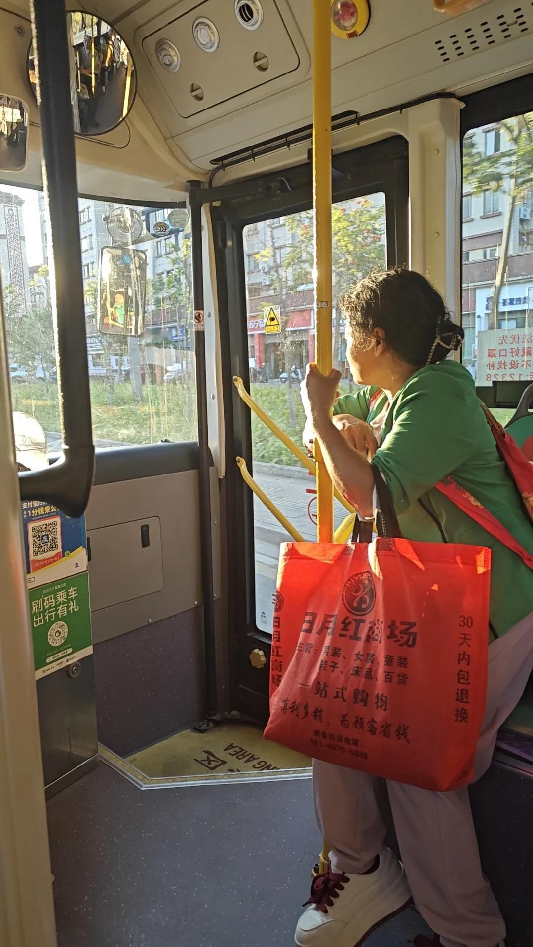 版纳景洪公交车上见闻
我昨天下午，在公交车上断断续续坐了差不多四个小时，实际上去