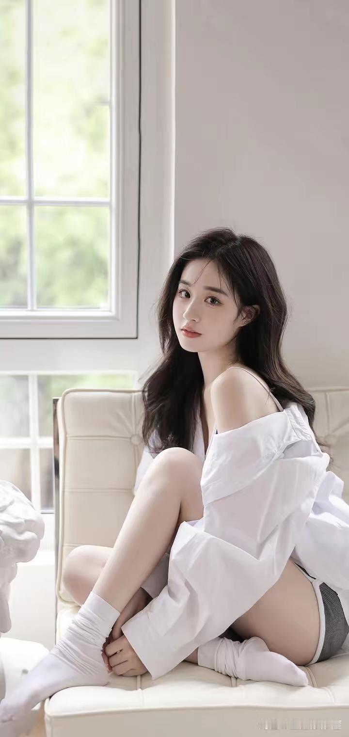 为什么女生穿白袜会很吸引眼球？
因为：
穿白袜代表着年轻，我们没看到熟女们穿白袜