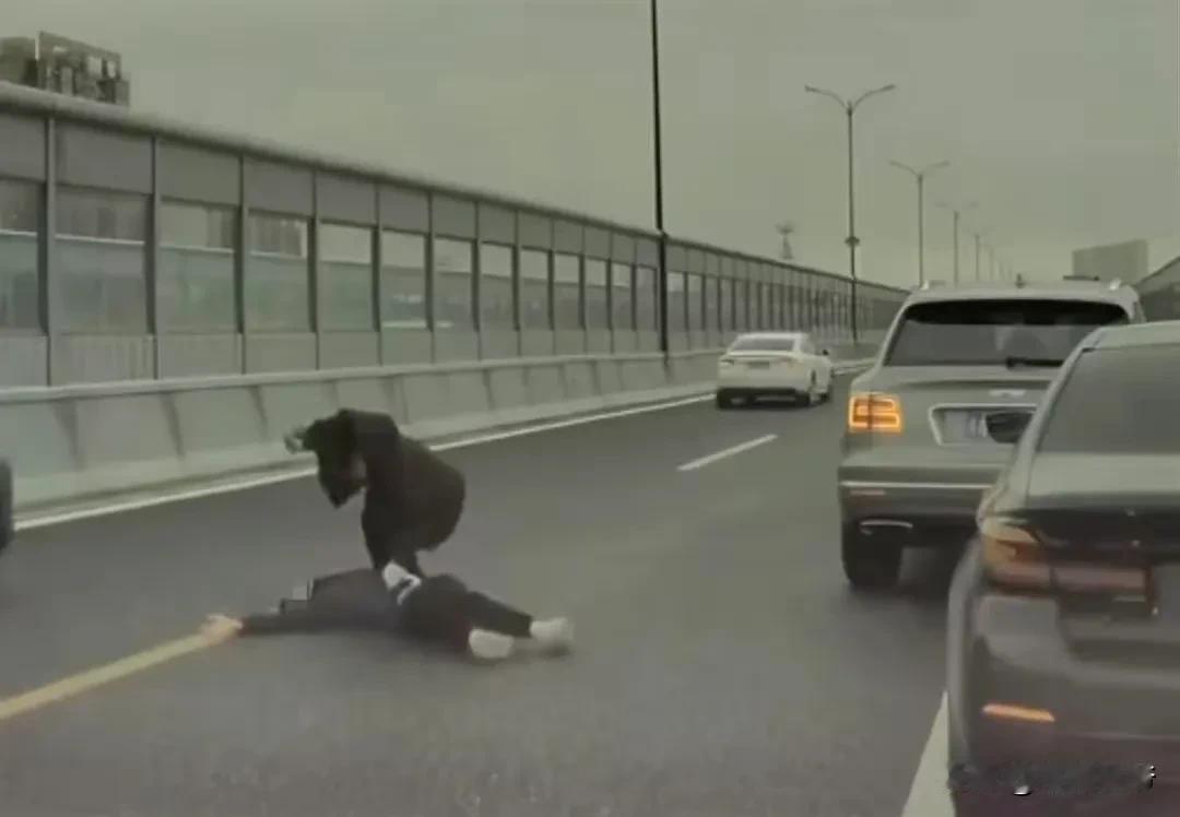 连表弟也不放过？这宾利车主真是个狠人！
近日，宾利车司机在杭州高架桥伤人事件，引