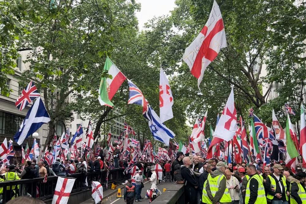 据英国媒体路透社报道，伦敦这个周六并不平静：同一天、同一座城，两场立场几乎对撞的