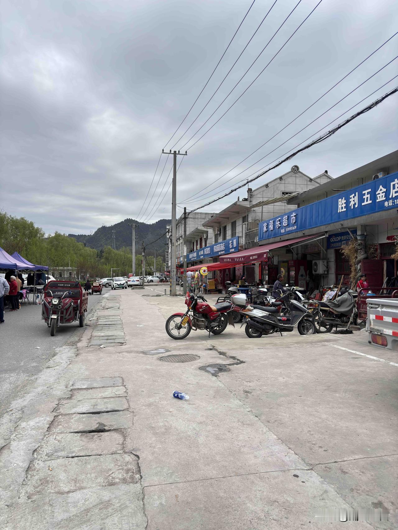 商洛板桥镇这里，上周转到这里，镇上看着不大，饭馆也不多，山区小镇，现在没啥人了，