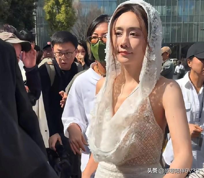 刘芸这回撞衫真是赢麻了！女总裁气场全开，自信得自带BGM，身材也撑得住，完全把衣