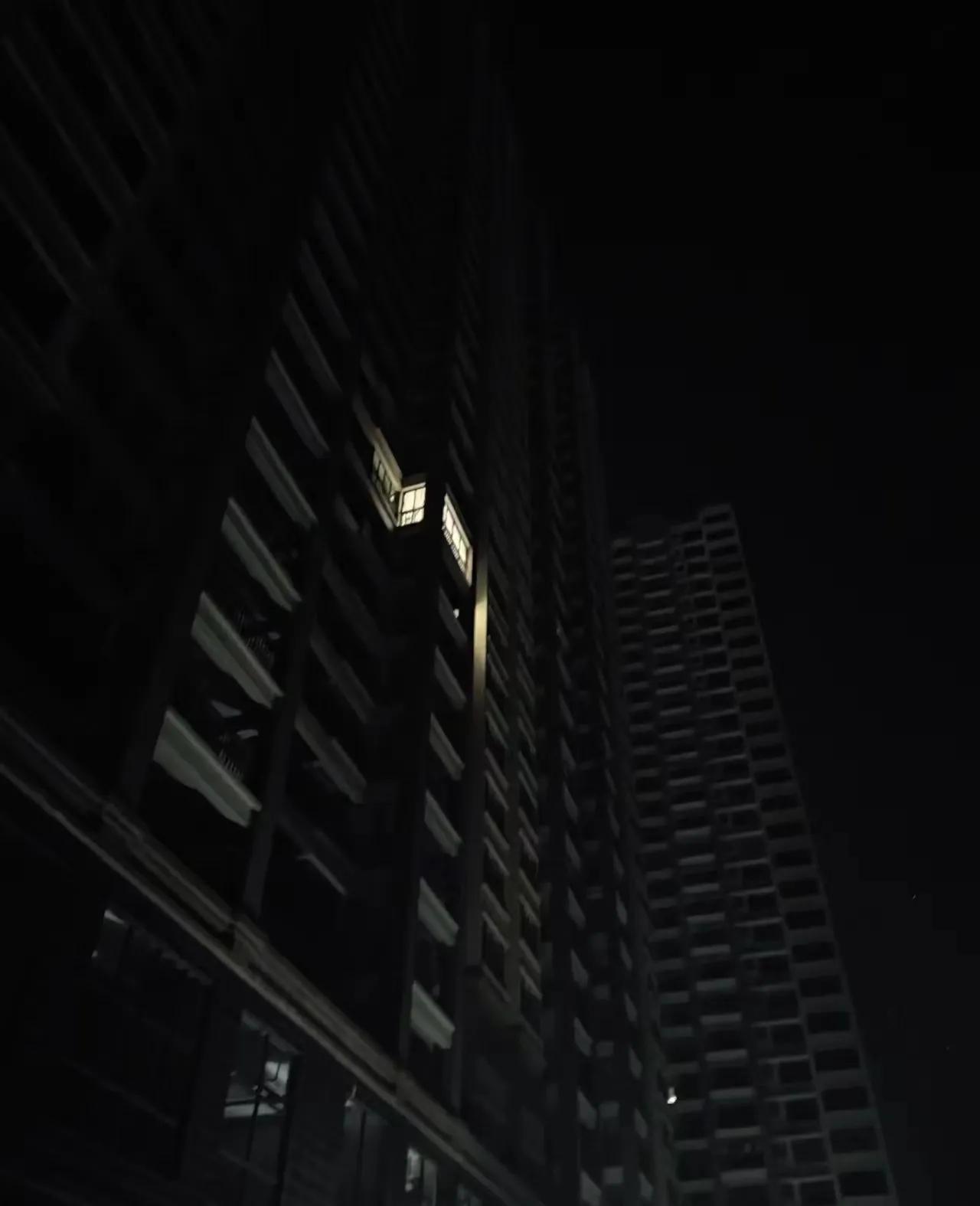 亮灯的是我家。
买房的时候，销售说这是最后一套，打折卖给我的。当时和我一起买房的