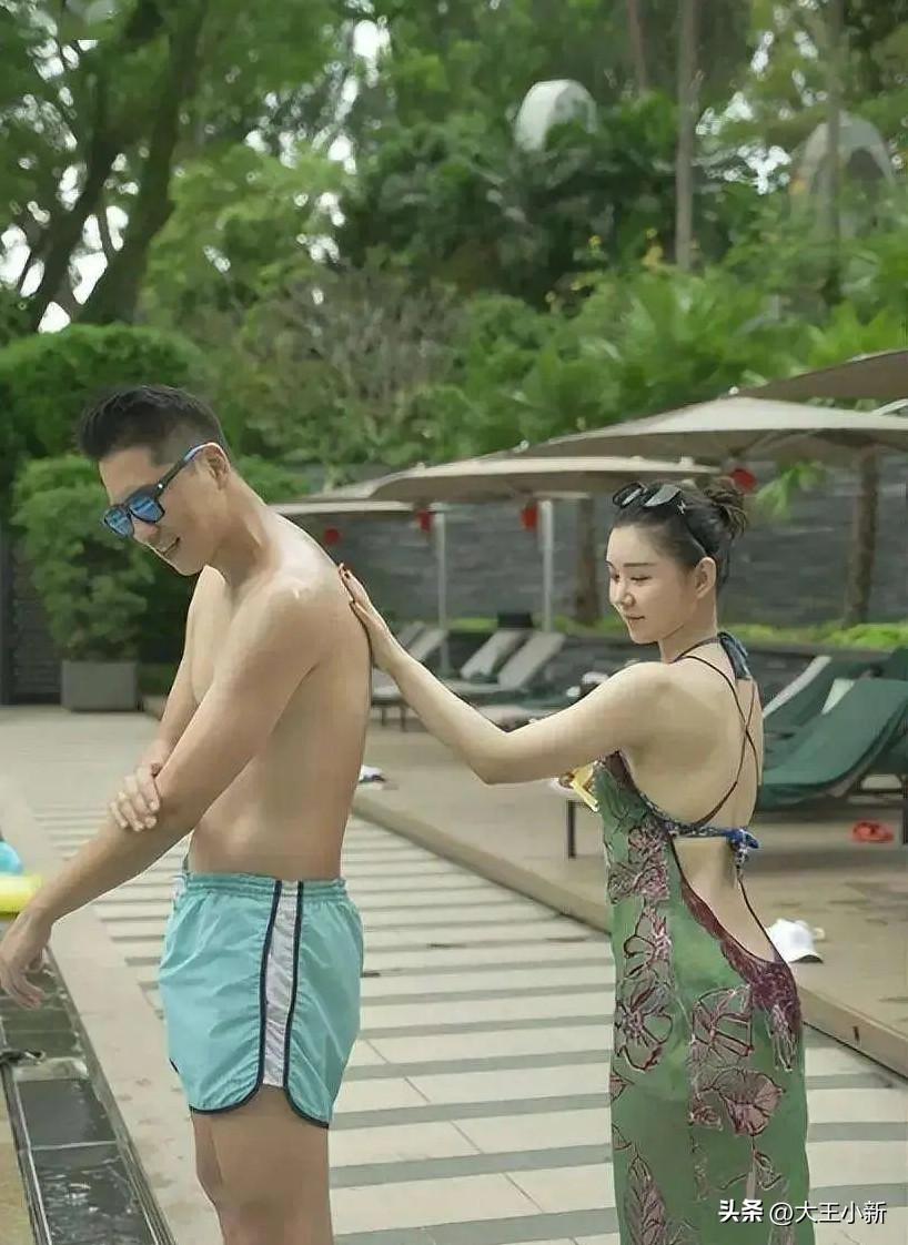 40岁李小萌的普吉岛度假照火了。

你看这组照片，蓝天碧海的，她玩得那叫一个开心