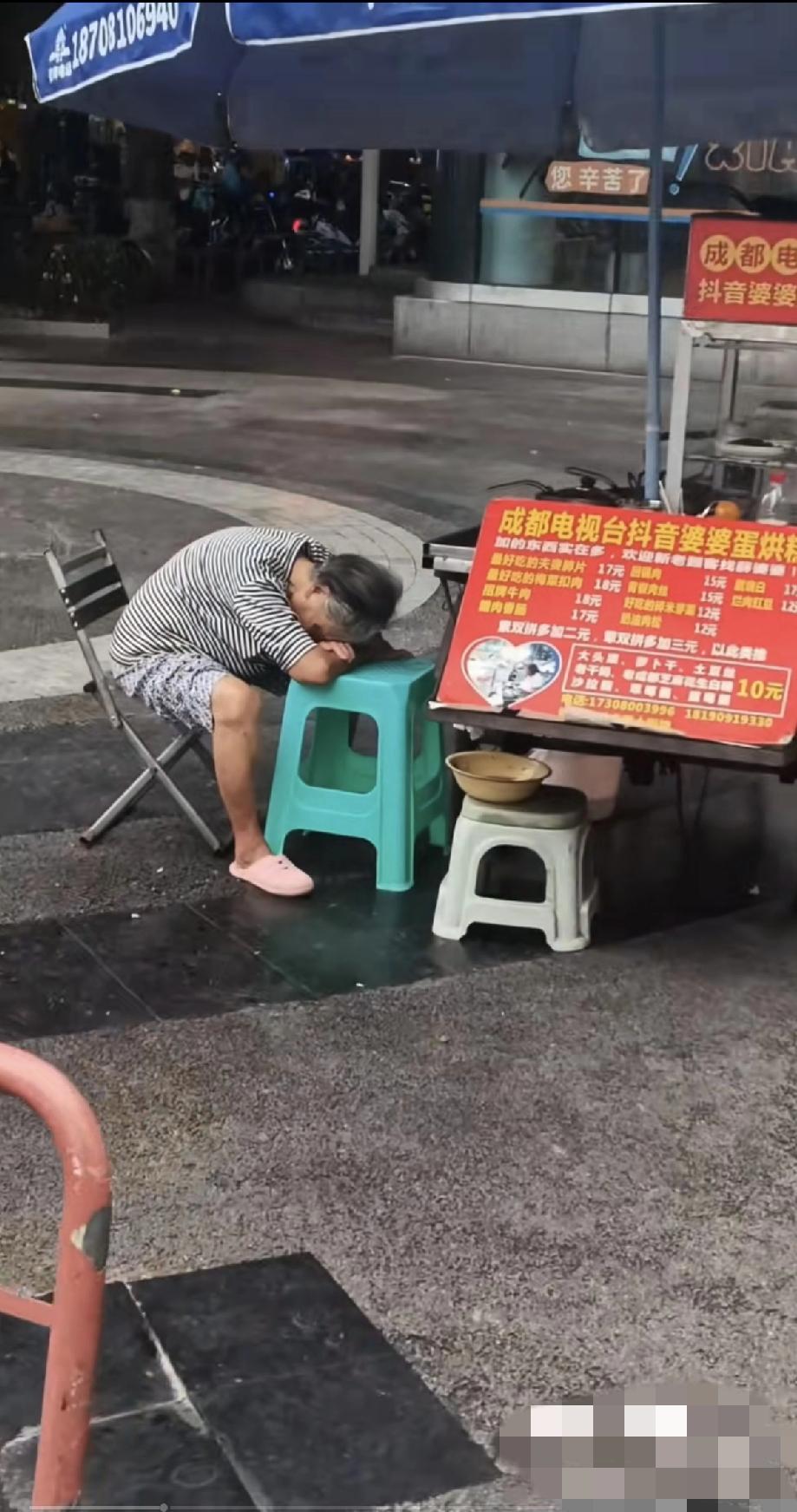 网络媒体的力量还是有点大！

我建议大家还是不要在去摊位逗她了，她已经凉透了，年