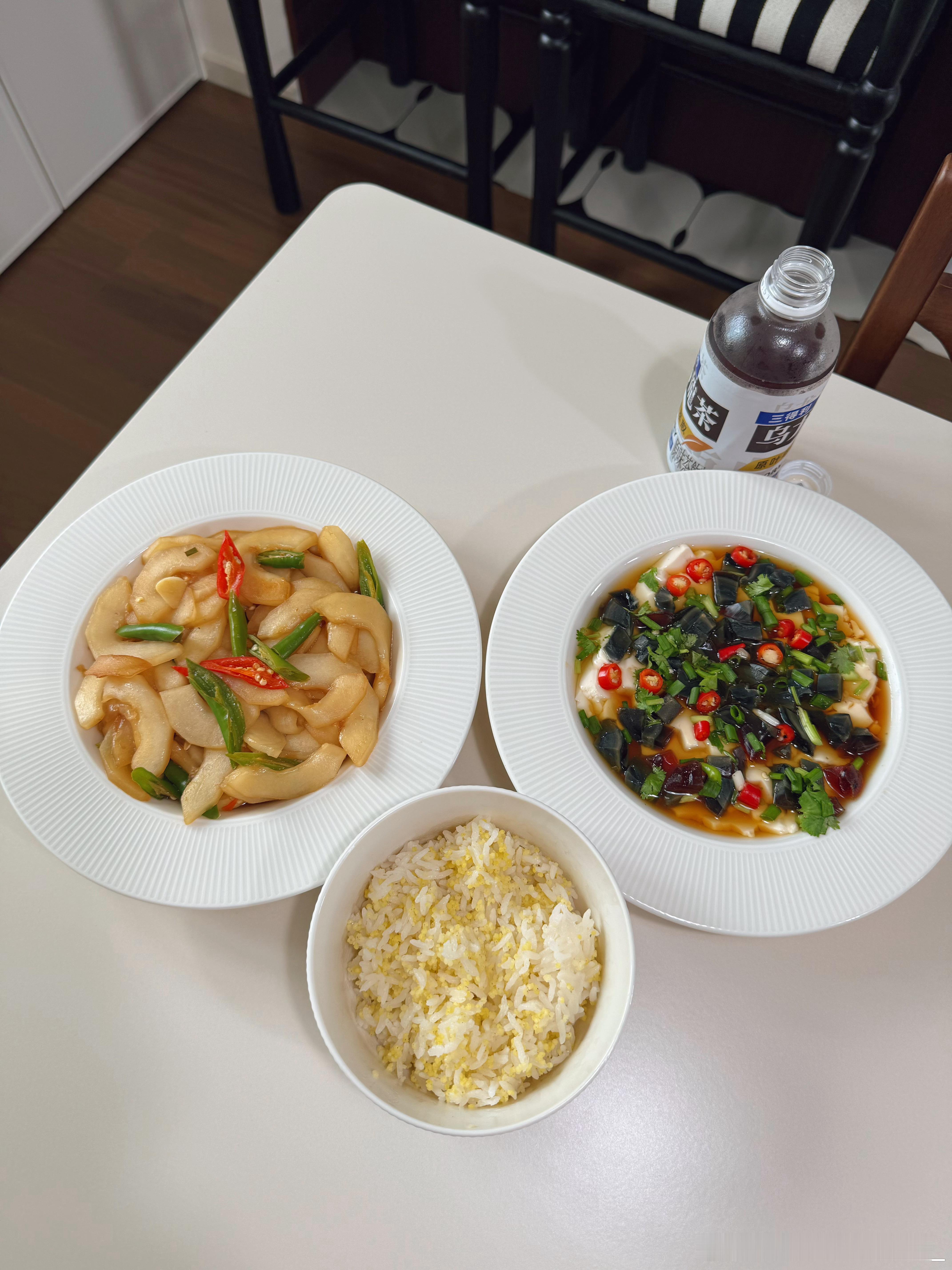 说炒老黄瓜好吃，那么就会经常吃到皮蛋蒸豆腐我也爱吃！