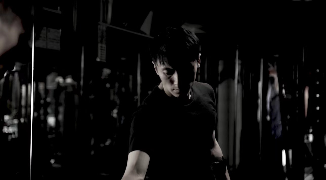 #谢霆锋半裸悬空打拳#天哪，没想到锋哥现在居然还这么的帅，果然我妈喜欢的偶像是真