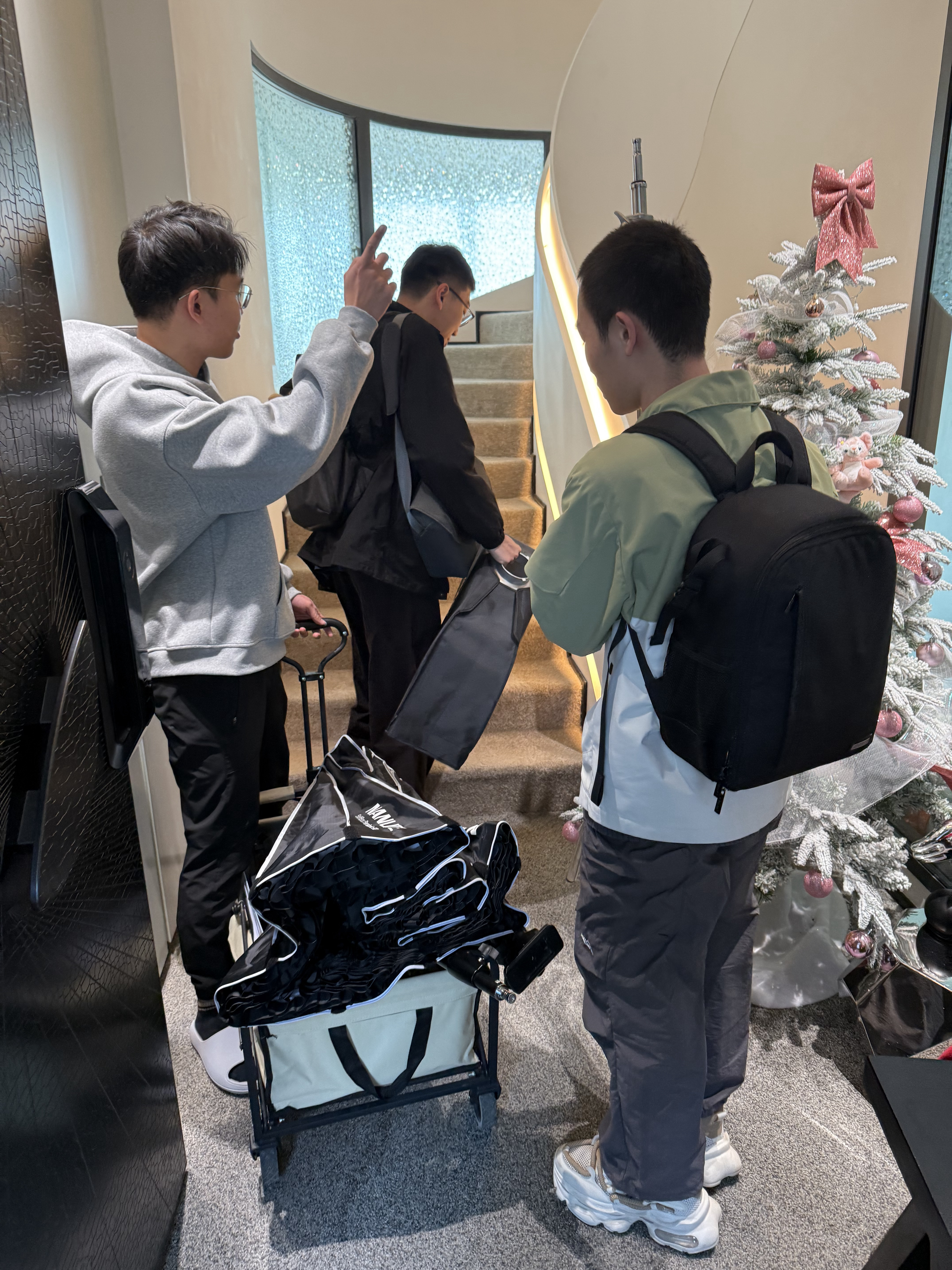HYK太懒了，拍视频都不去公司，直接把人叫来天台一号拍，年纪轻轻不想进步好逸恶劳