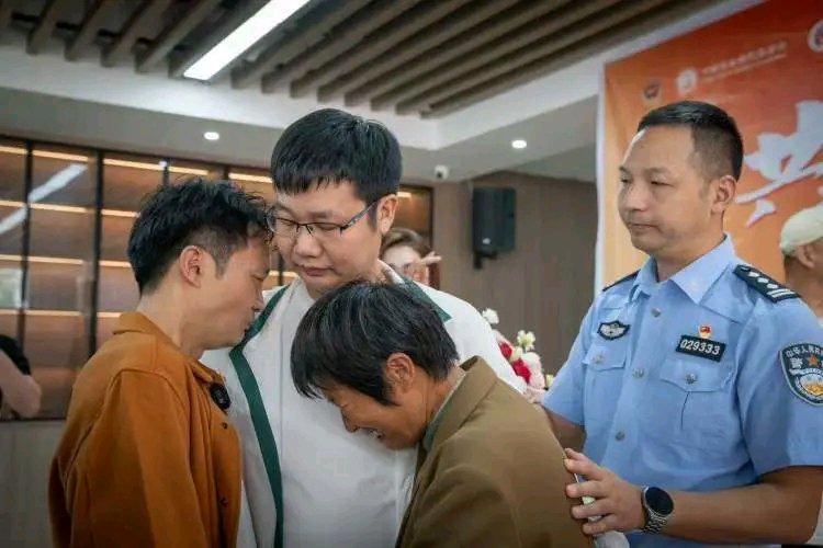 10月13日，“绵阳公安2025常态化反拐团圆行动”第35场认亲仪式现场太好哭了