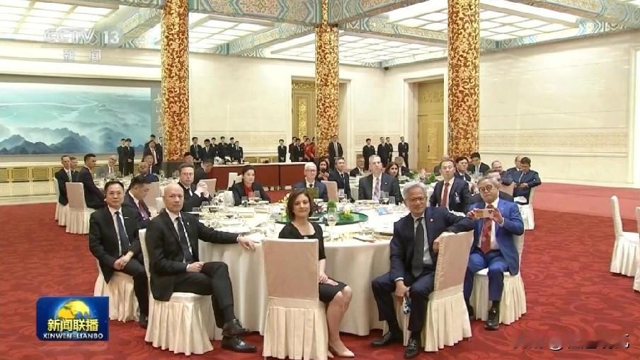 从晚宴的座次来看，周群飞和曹晖的的位置格外的亮眼，这次美国商界的访华，对于他们所