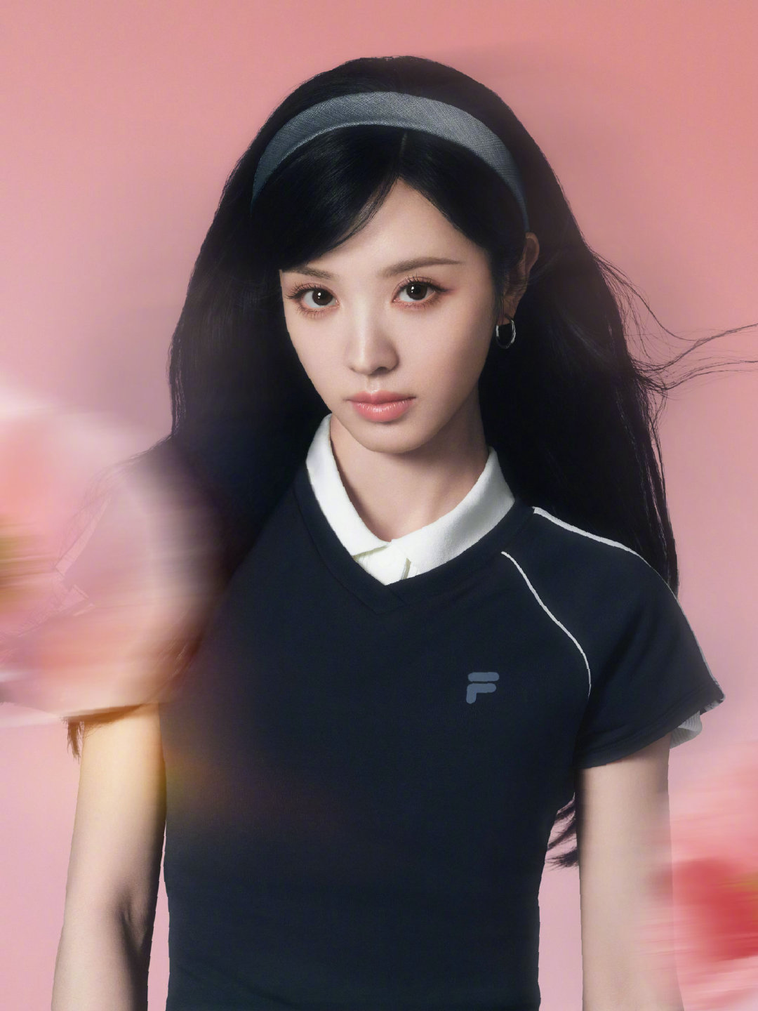 田曦薇骨相清冷美《逐玉》热度未减，田曦薇又以清冷骨相美抢占视线！全新海报中，她以