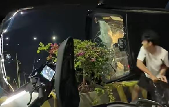 凌晨三点，广东汕头，空荡荡的街头，一辆轿车侧翻在路边，车内有人被困。

这时候一